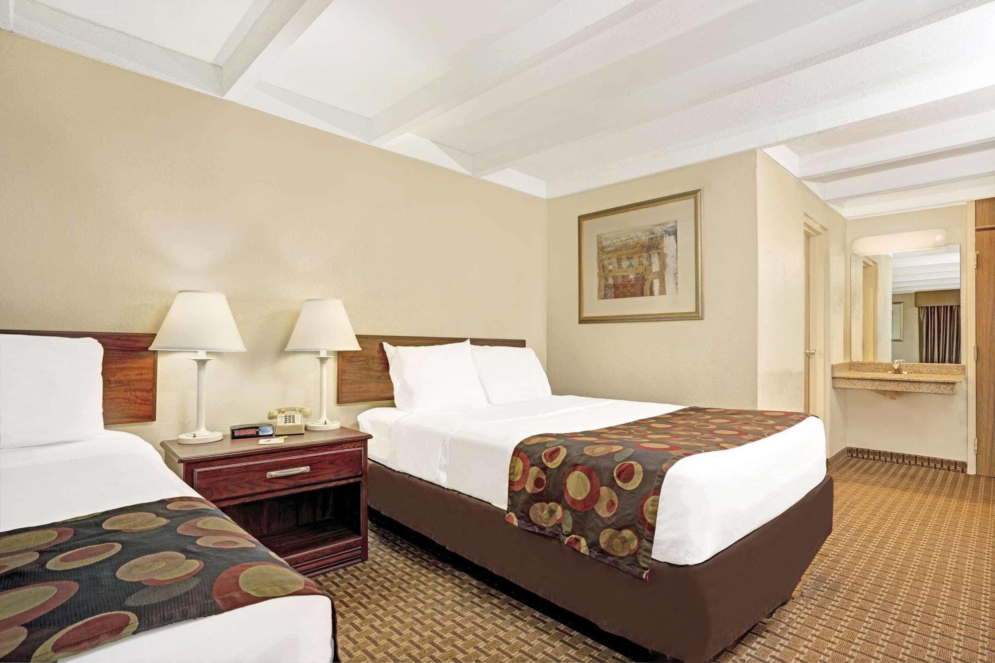 Days Inn By Wyndham Bloomington West Eksteriør bilde