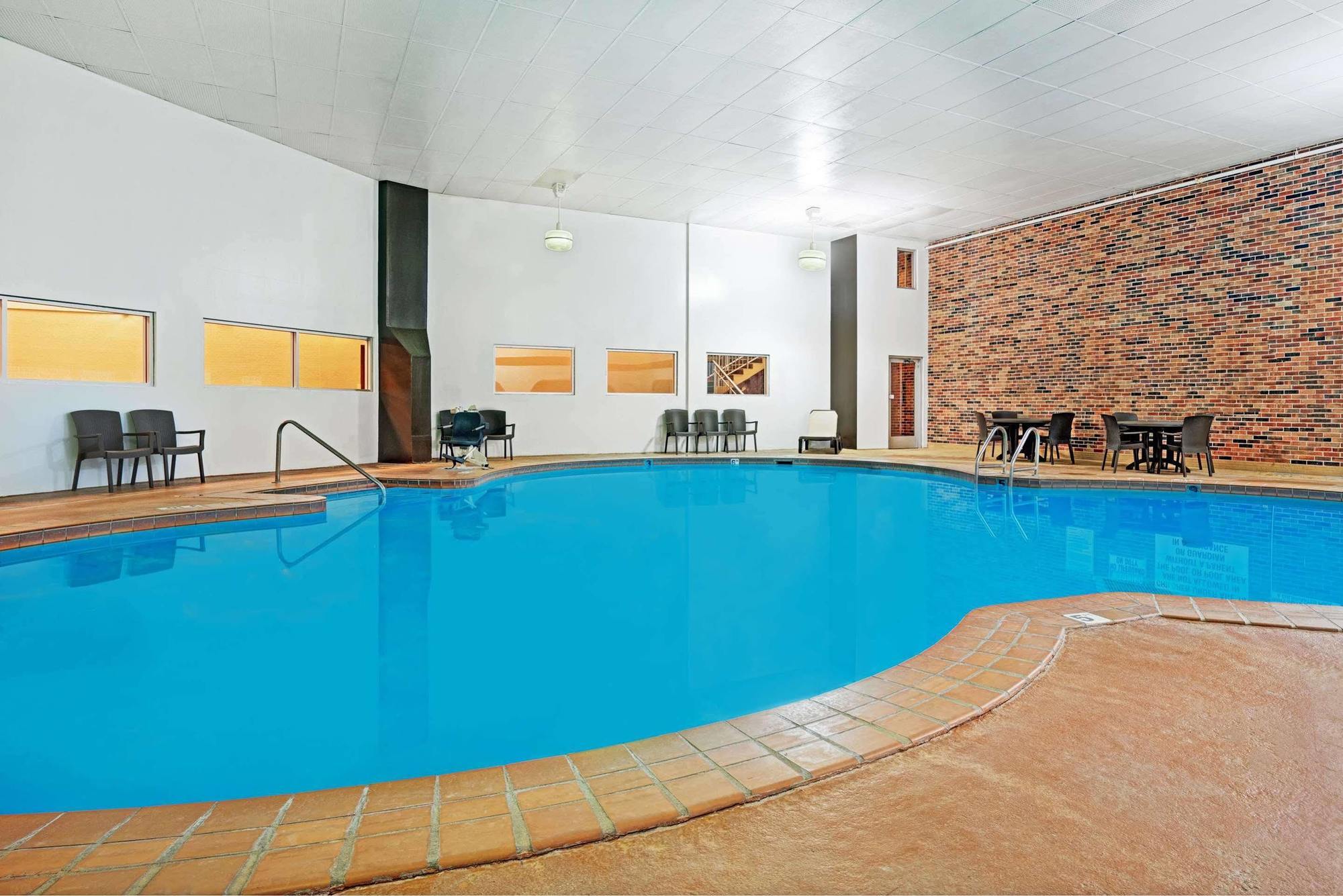 Days Inn By Wyndham Bloomington West Eksteriør bilde