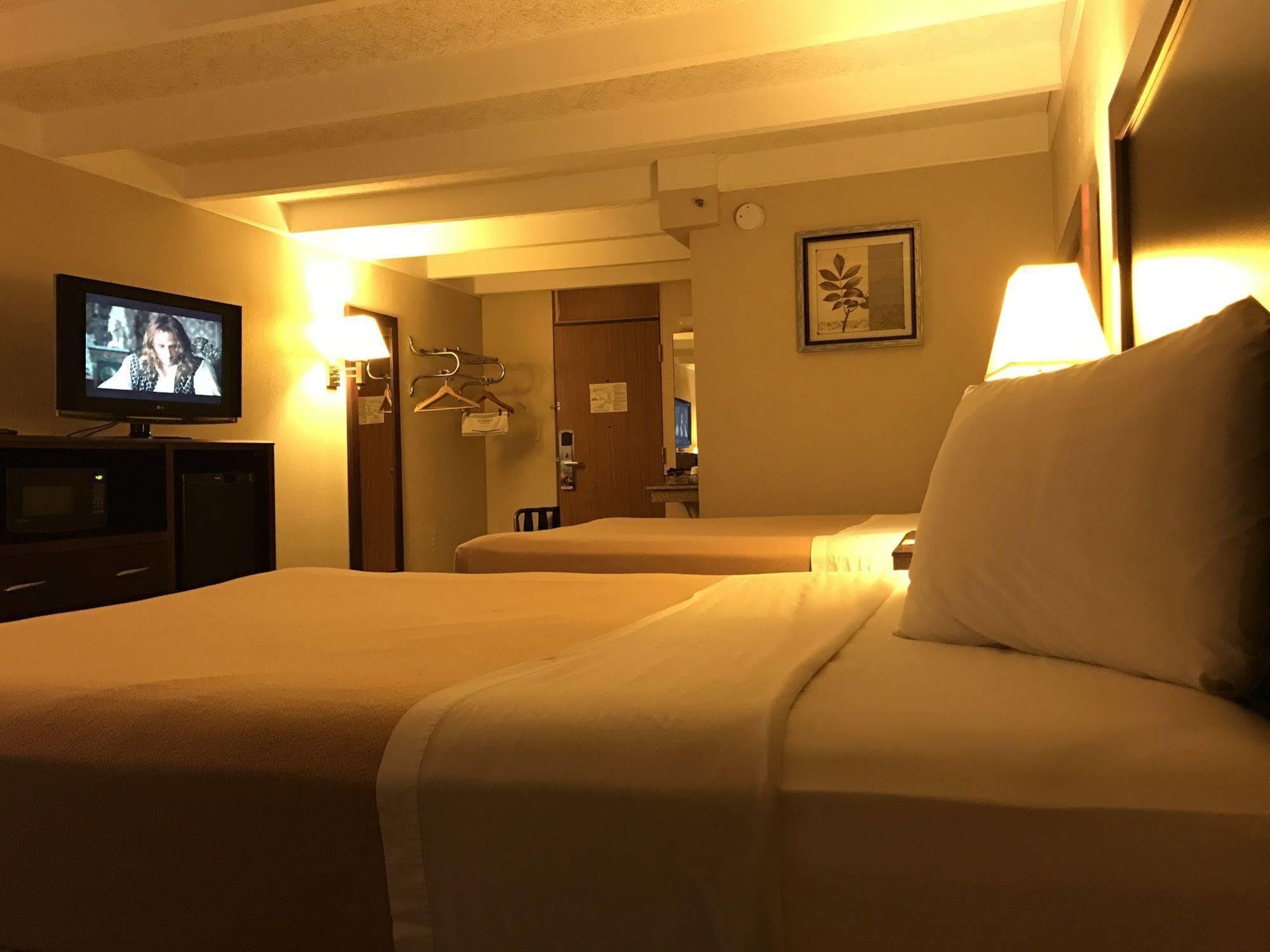 Days Inn By Wyndham Bloomington West Eksteriør bilde
